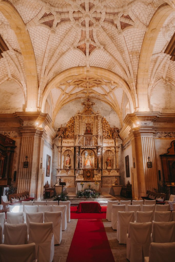 Interior Iglesia del Palacio de Meres en Asturias